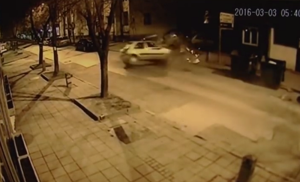 Pijani vozač za nekoliko minuta oštetio 15 automobila (FOTO)