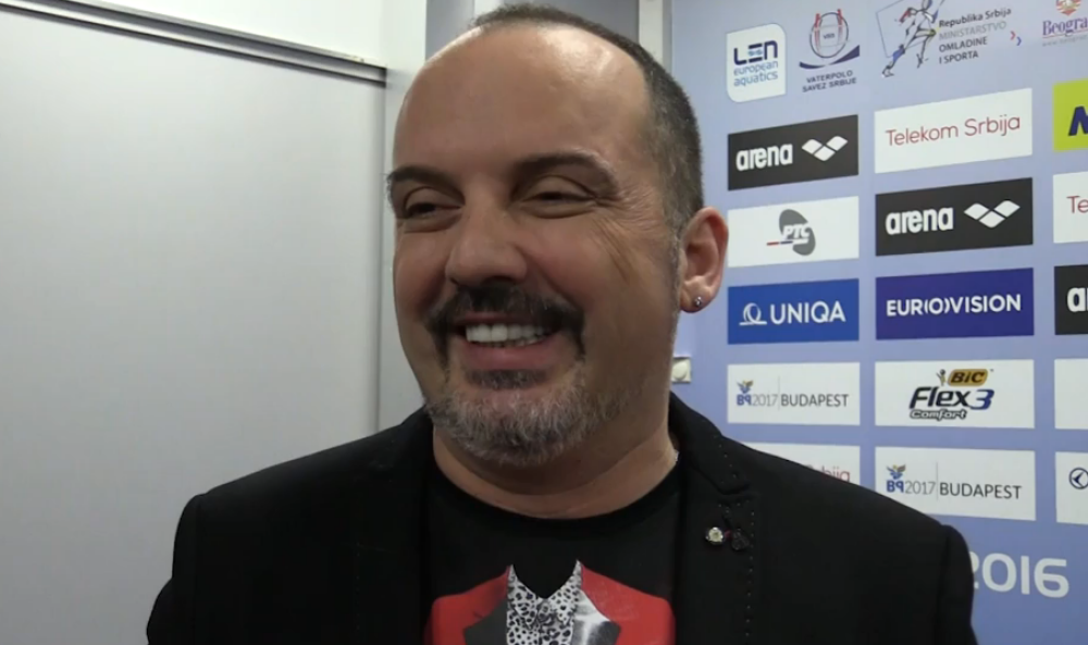 Seksi žena briga golema! (VIDEO)