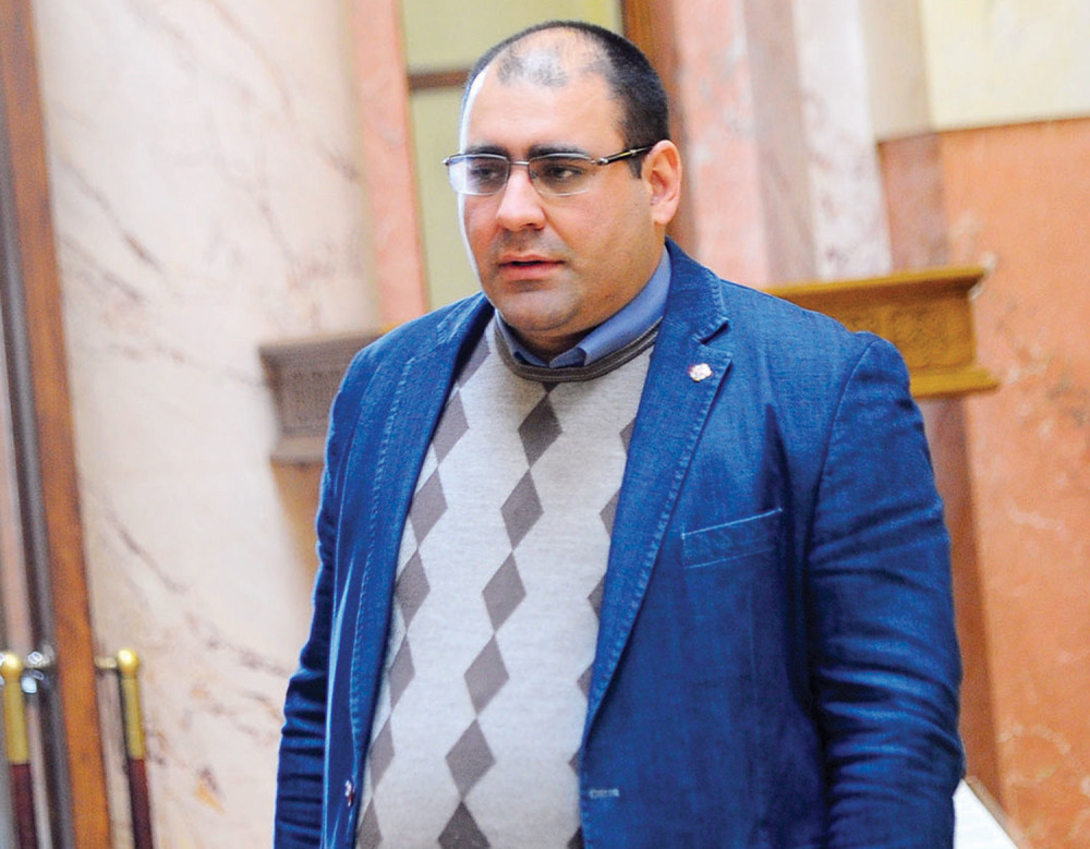 Poslanik SNS traži manju platu za ombudsmana!