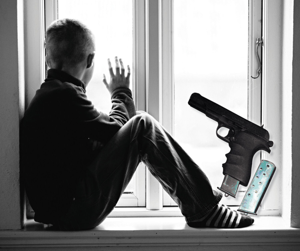 Ostavio sina (4) samog s oružjem