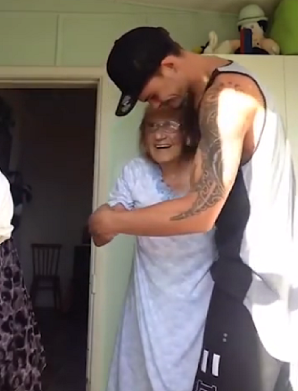 Mladić pleše sa bolesnom prabakom! (VIDEO)