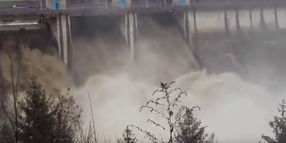 Brana pred pucanjem? (VIDEO)