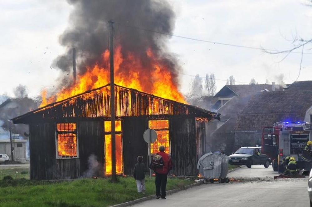 Izgorela baraka u Novom Sadu (FOTO)