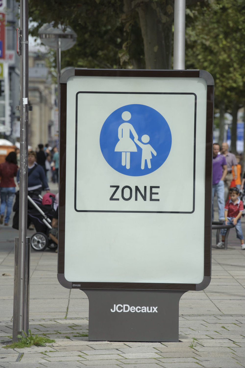 Vozio auto kroz park i pešačku zonu!