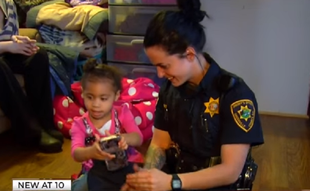 Devojčica zvala policiju da je obuku! (VIDEO)