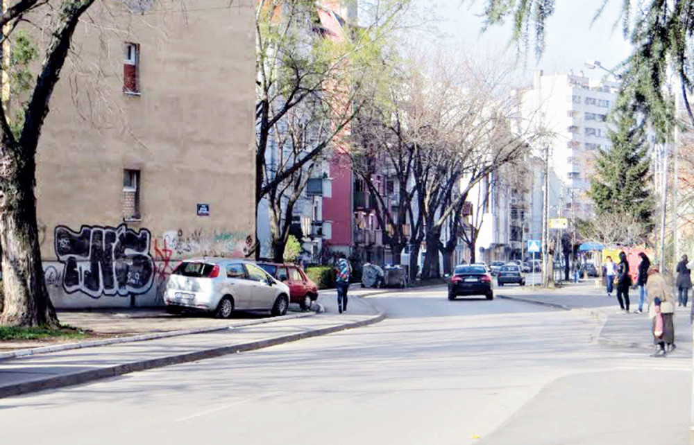 Gledao uviđaj pa udario pešaka