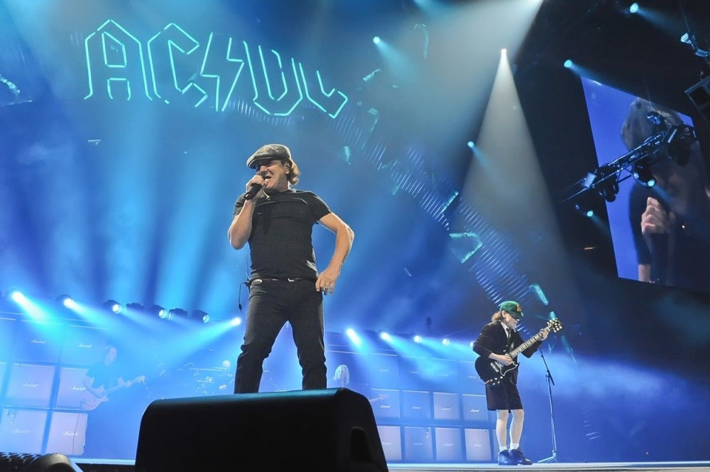 Slavnom pevaču oštećen sluh!