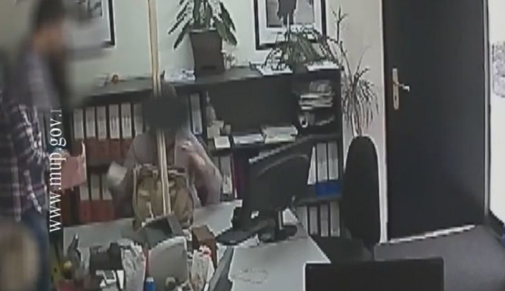 Uhvatili inspektorku kako prima mito (VIDEO)