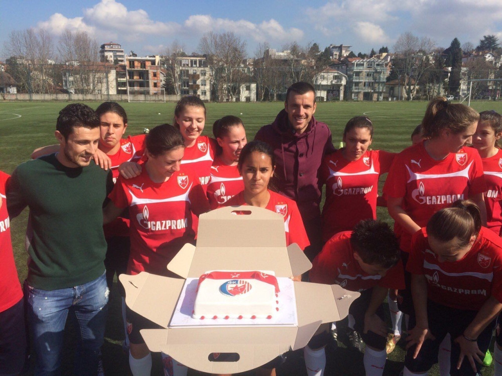 Fudbaleri Zvezde koleginicama poklonili tortu! (FOTO+VIDEO)