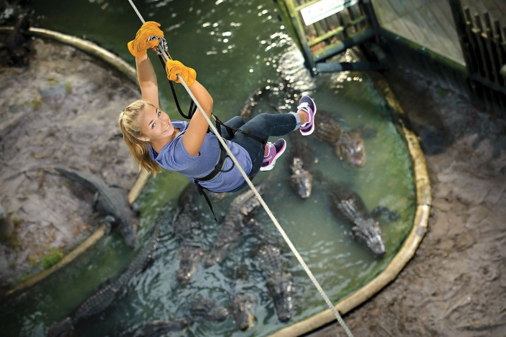Vožnja po žici iznad farme krokodila! (FOTO)