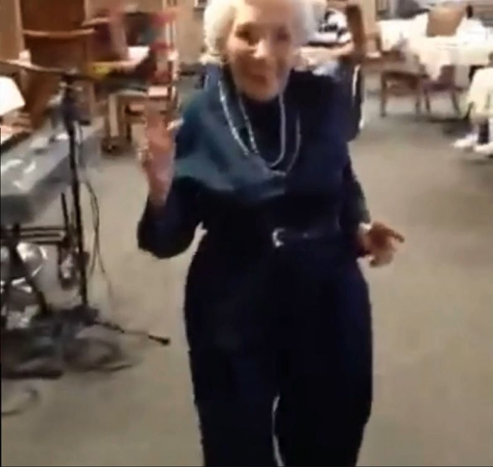 Bakica od 100 godina zaplesala bugi-vugi! (VIDEO)