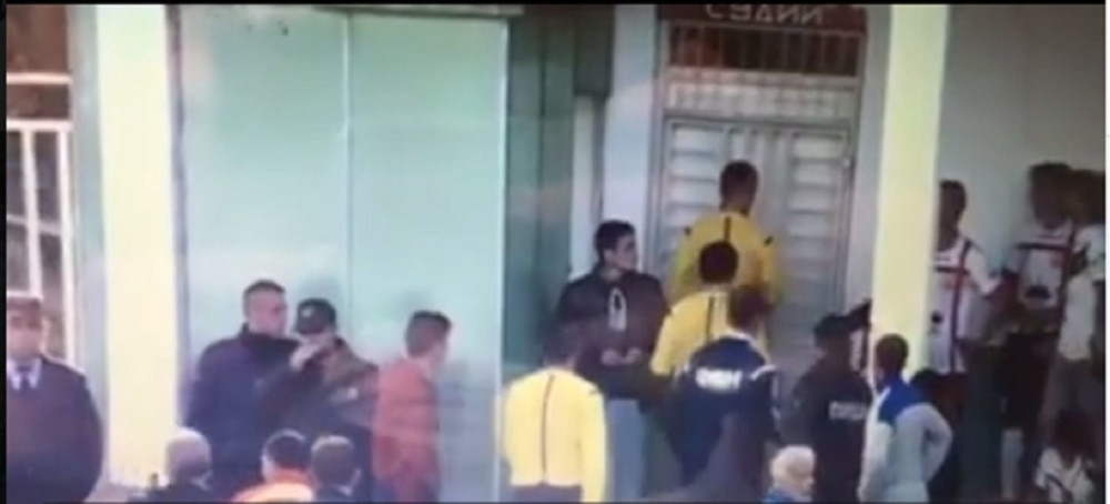 Sudija delio šamare igračima i navijačima (VIDEO)