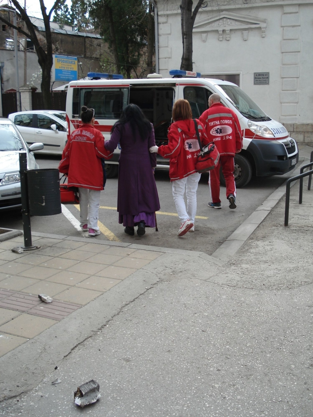 Fasada pala ženi na glavu u centru Niša