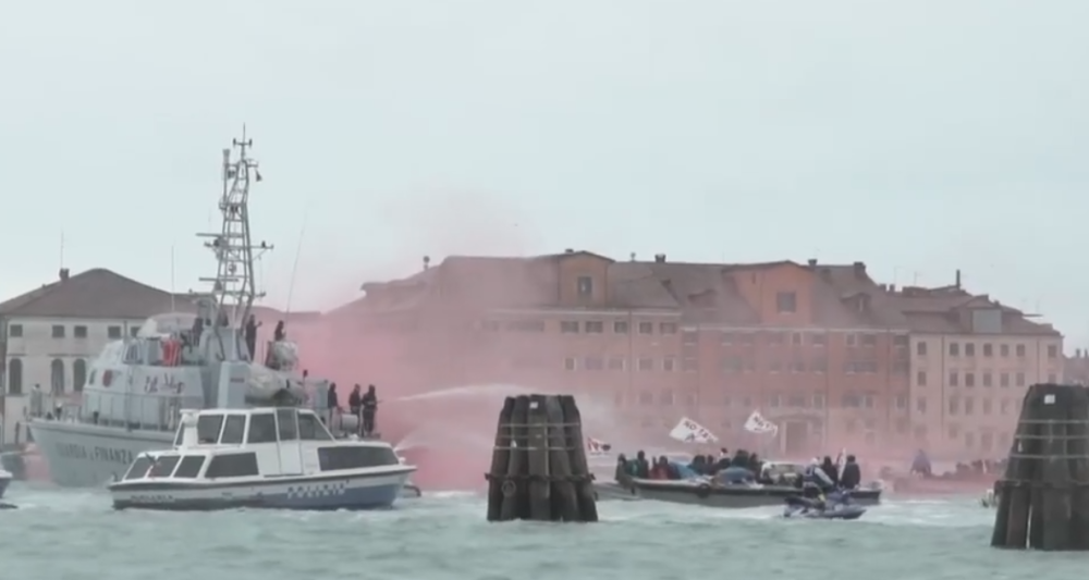 Sukob policije i demonstranata na moru! (VIDEO)