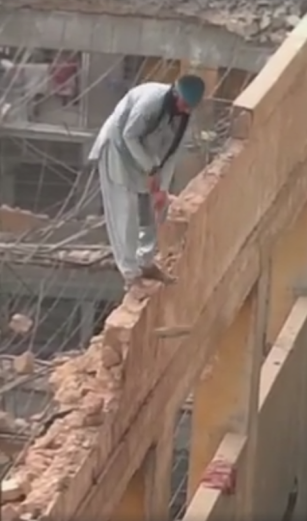 Maljem ruši zid na kojem stoji! (VIDEO)