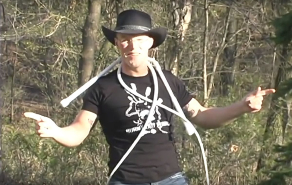 Ovaj tip pravi čuda sa bičem! (VIDEO)