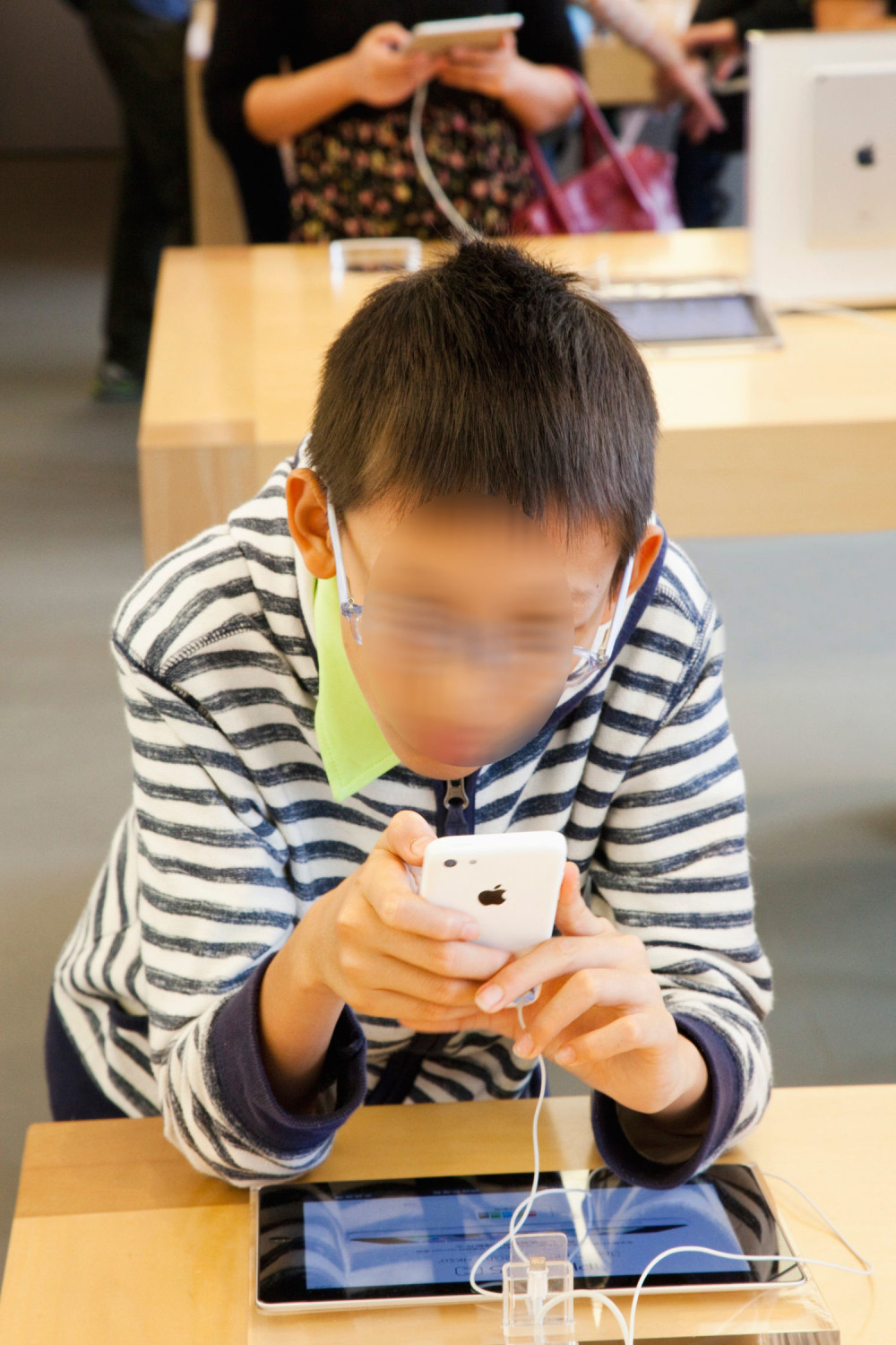 Dečak odsekao prst zbog telefona!