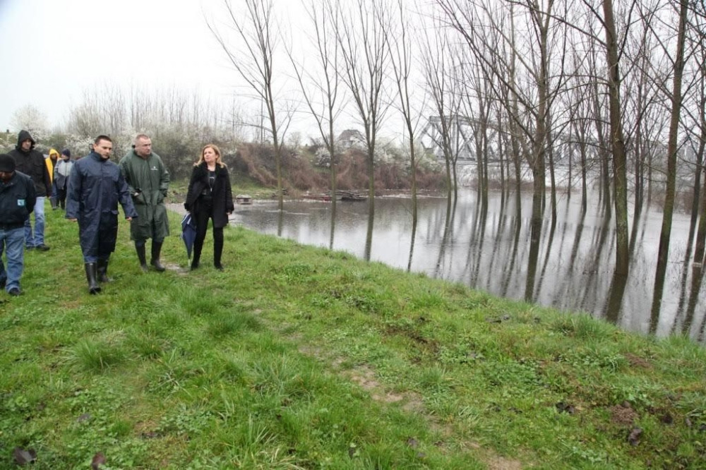Sava probila deo nasipa kod Klenka (FOTO)