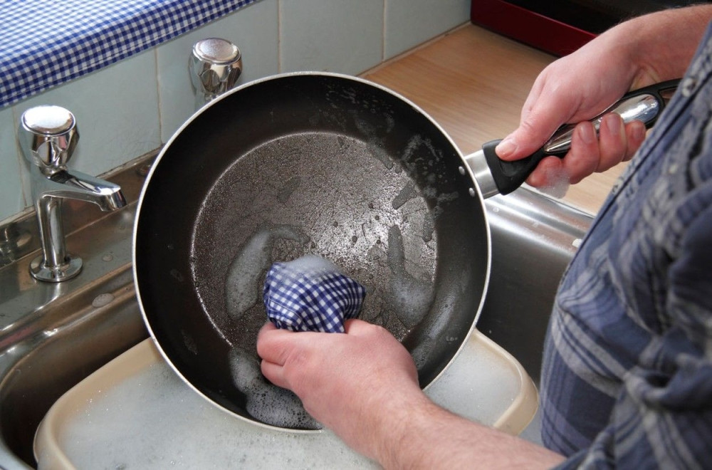 Isprobajte ovu caku i zagoreli tiganj blistaće za minut