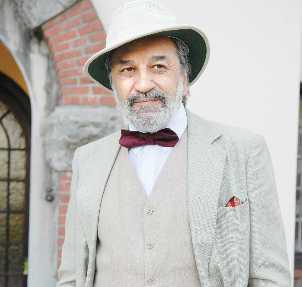 Ponovo oskrnavili statuu Dragana Nikolića u Vrnjačkoj Banji (FOTO)