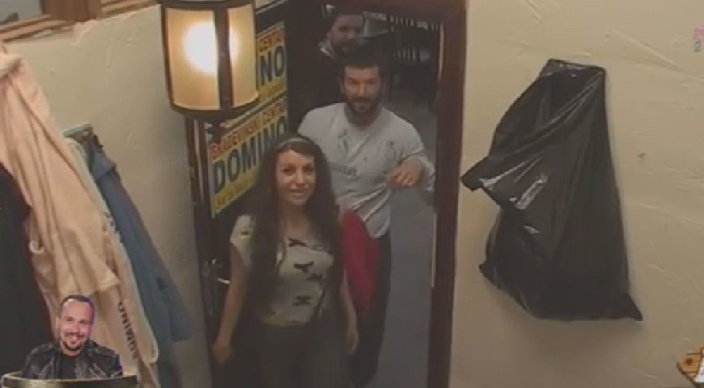 Farmeri kažnjeni zbog seksa u WC-u (VIDEO)