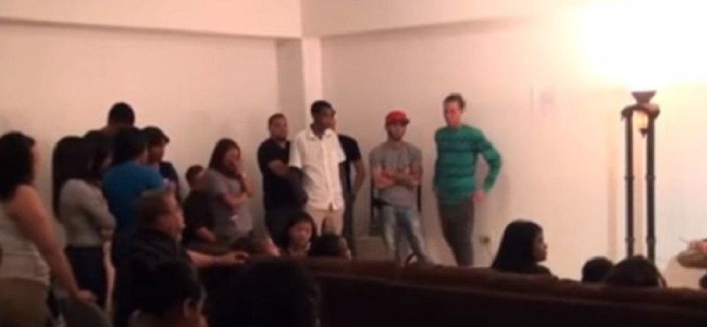 Mrtvog mladića stavili da sedi kao da je živ (VIDEO)