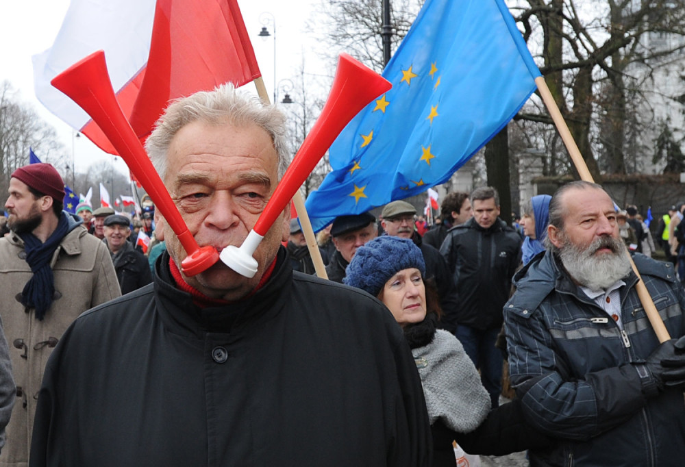 Hiljade Poljaka maršira Varšavom