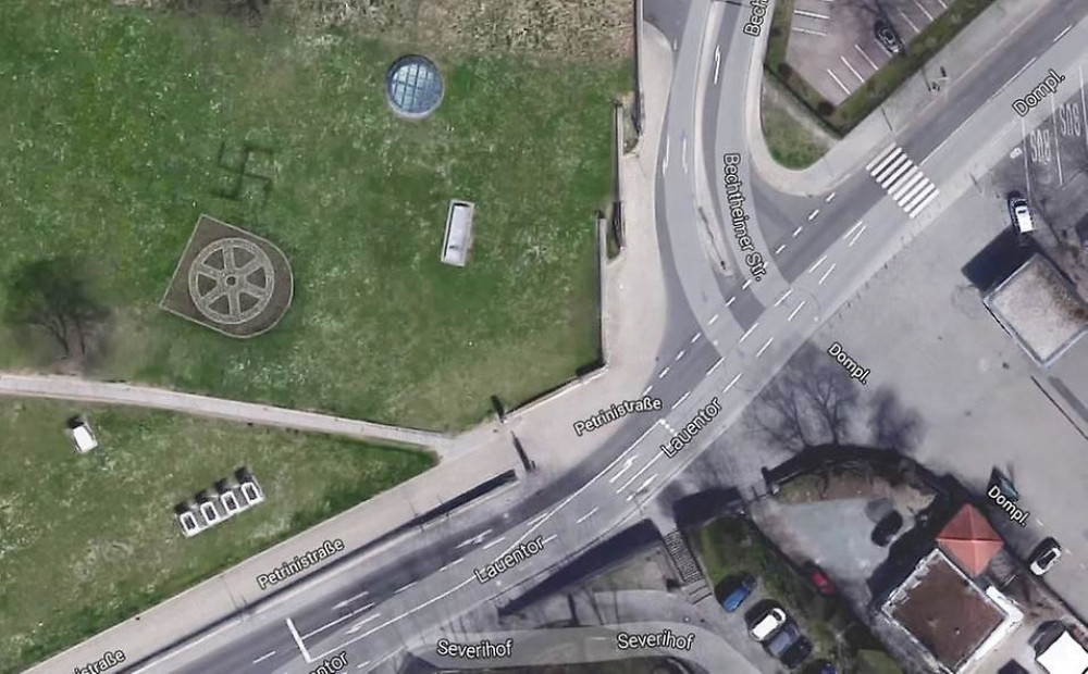 Nacrtali kukasti krst na travnjaku katedrale