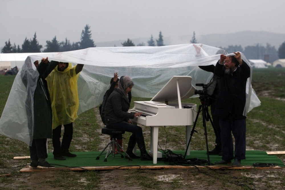 Beli klavir za izbeglice u blatu!