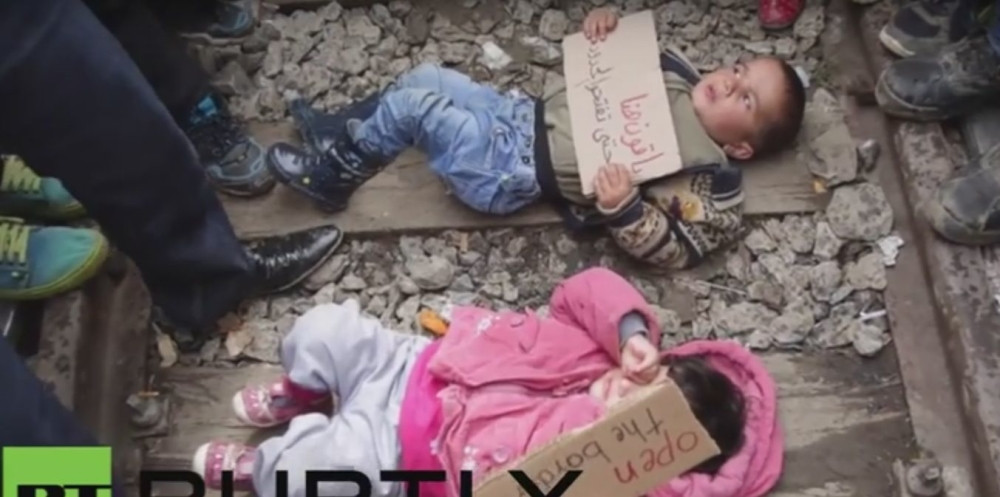 Deca migranata leže na pruzi (VIDEO)