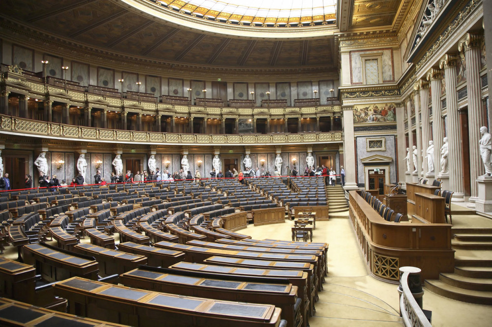 Da li je ovo najseksi političarka sveta? Niko joj ne prepoznaje lice, svi gledaju "malo niže" (FOTO+VIDEO)