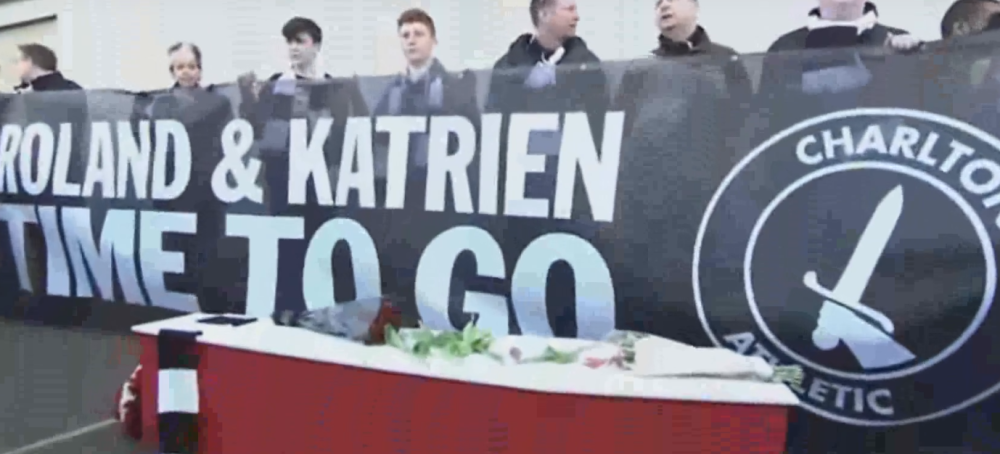 Navijači sahranili vlasnika kluba! (VIDEO)