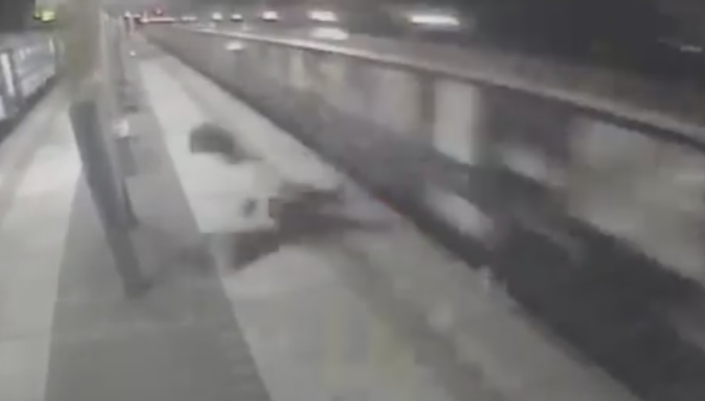 Prelazili prugu pa ih voz bacio u vazduh! (VIDEO)