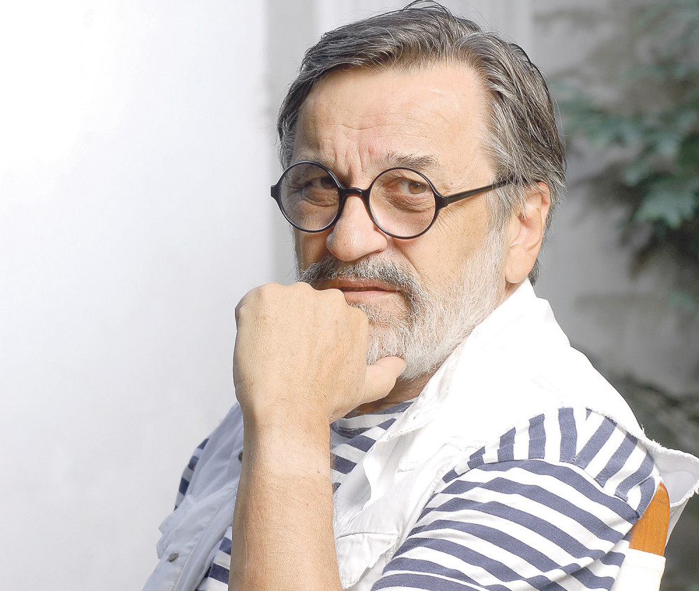 Evo šta se desilo sa naočarama na statui Dragana Nikolića