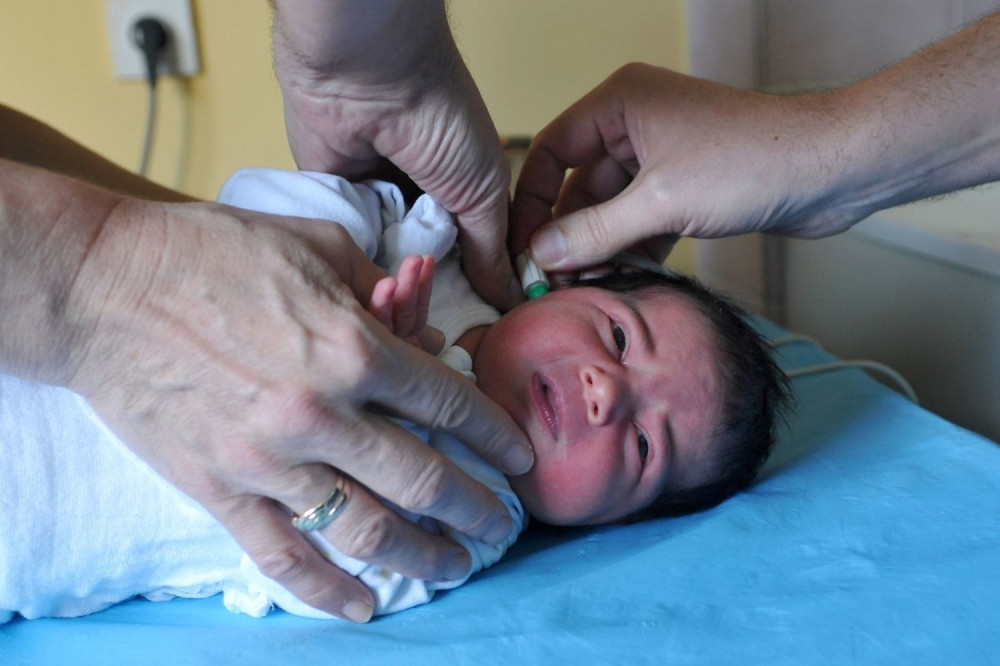 Uručen aparat za skrining sluha kod beba