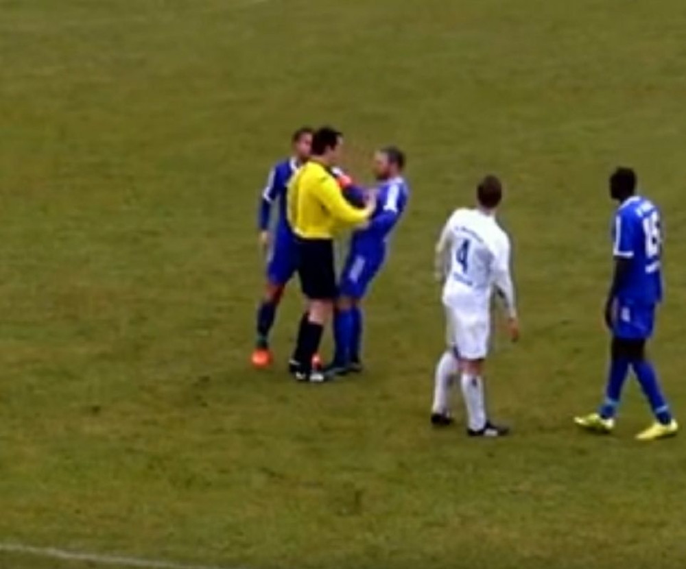 Sudija bacio igrača na zemlju (VIDEO)