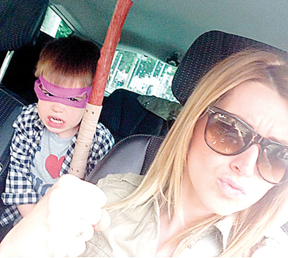 Anđelka sa sinom kao Donatelo i Ejpril