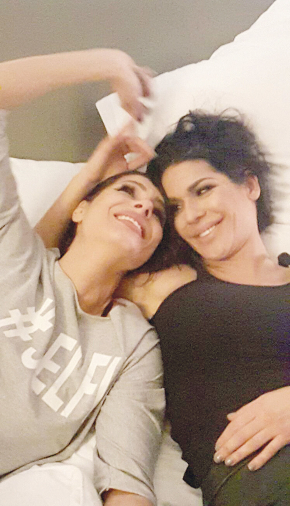 Mia i Marina zajedno u krevetu