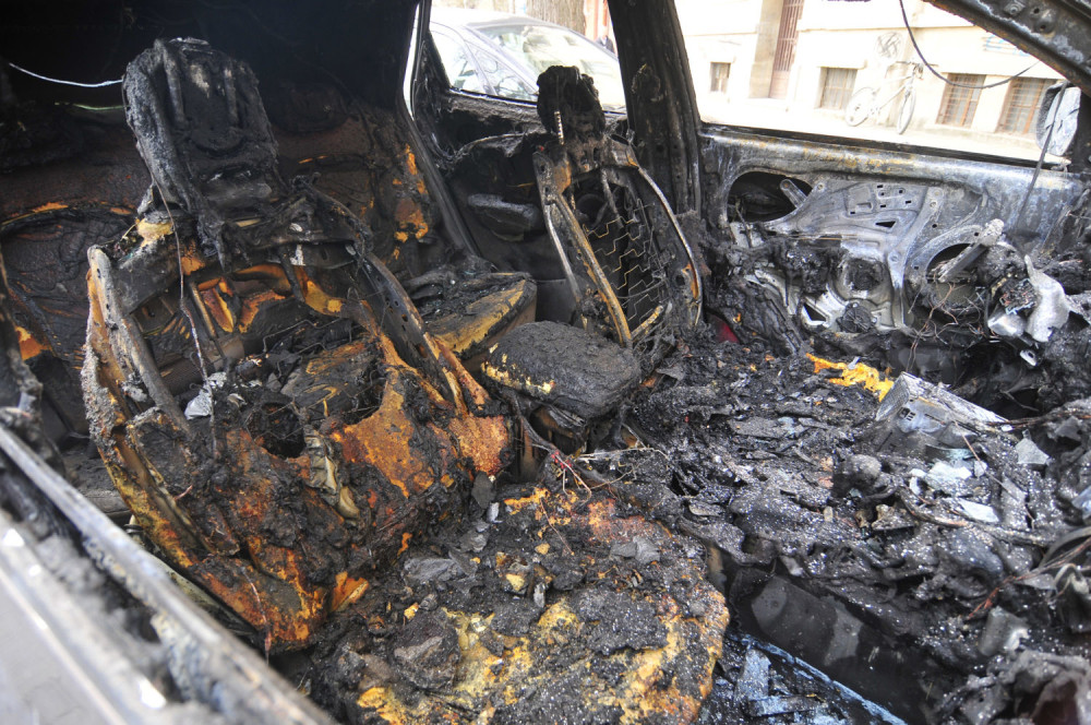 Zapaljen džip u centru Novog Sada