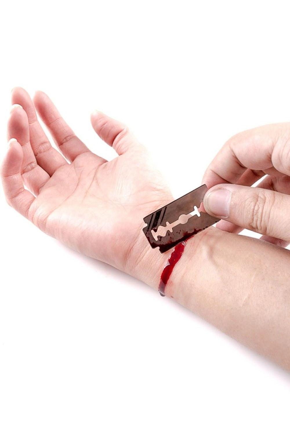 Reže se žiletom, da bi joj dečko pio krv!