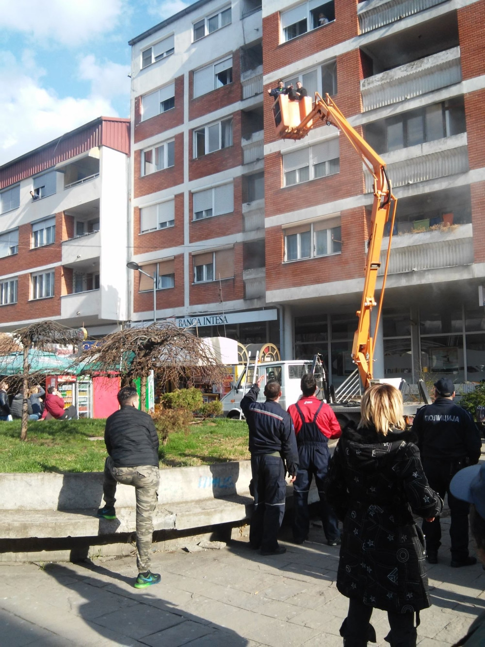 Požar u zgradi, evakuišu stanare (FOTO)