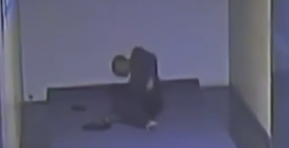 Razbojnik provalio u kancelariju i zaspao! (VIDEO)