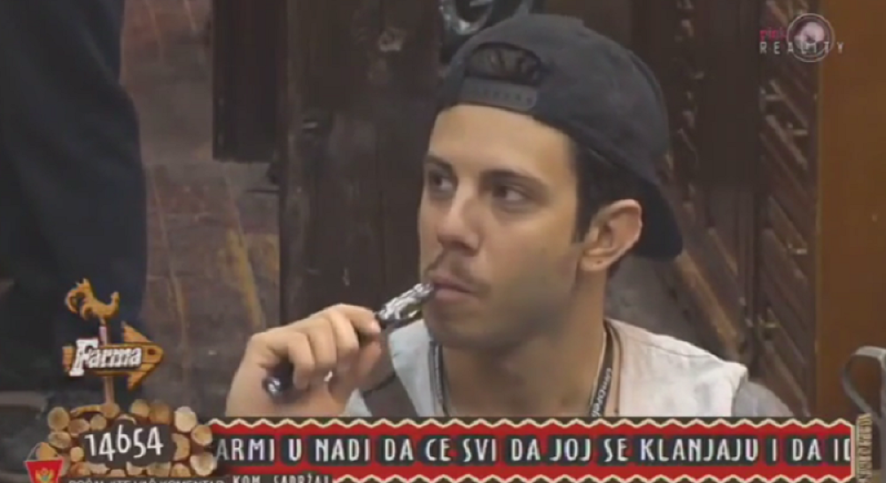 Nju će Filip da odvuče u krevet (VIDEO)