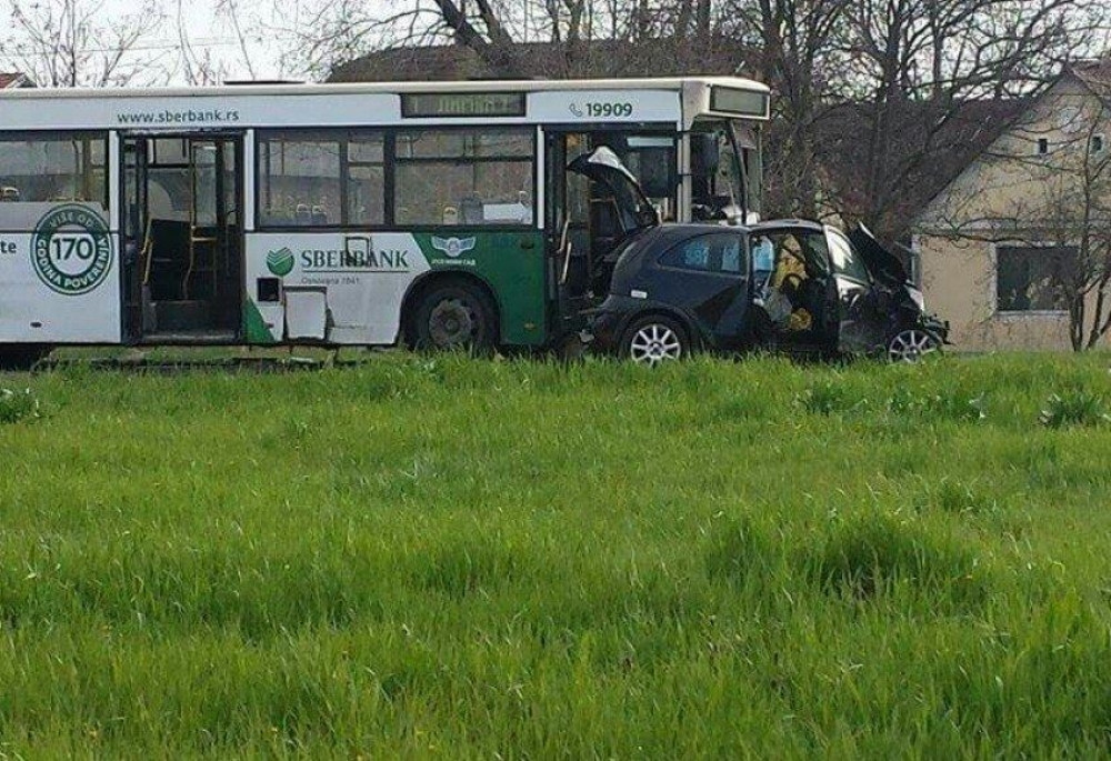 Direktan sudar autobusa i automobila