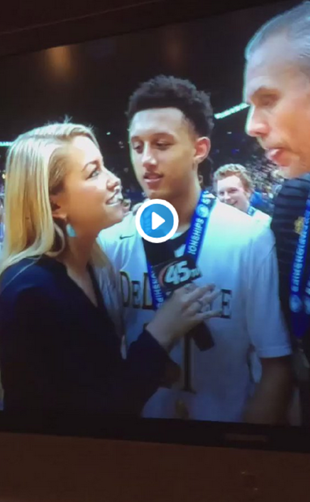 Mladi košarkaš bulji u novinarku (VIDEO)