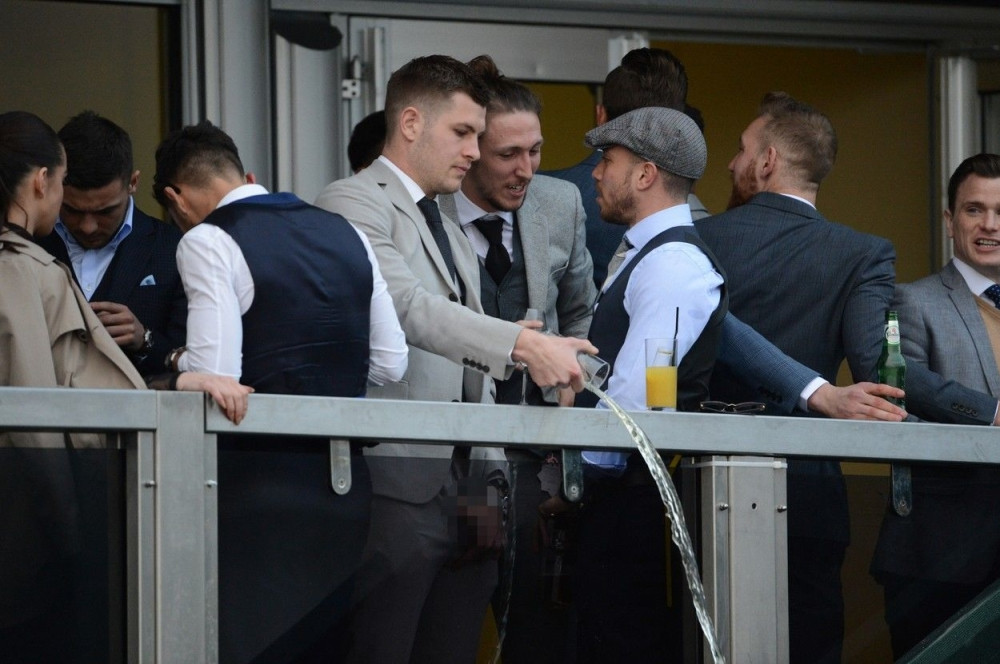 Fudbaler urinirao u čašu, pa "zalivao" ulicu (FOTO)