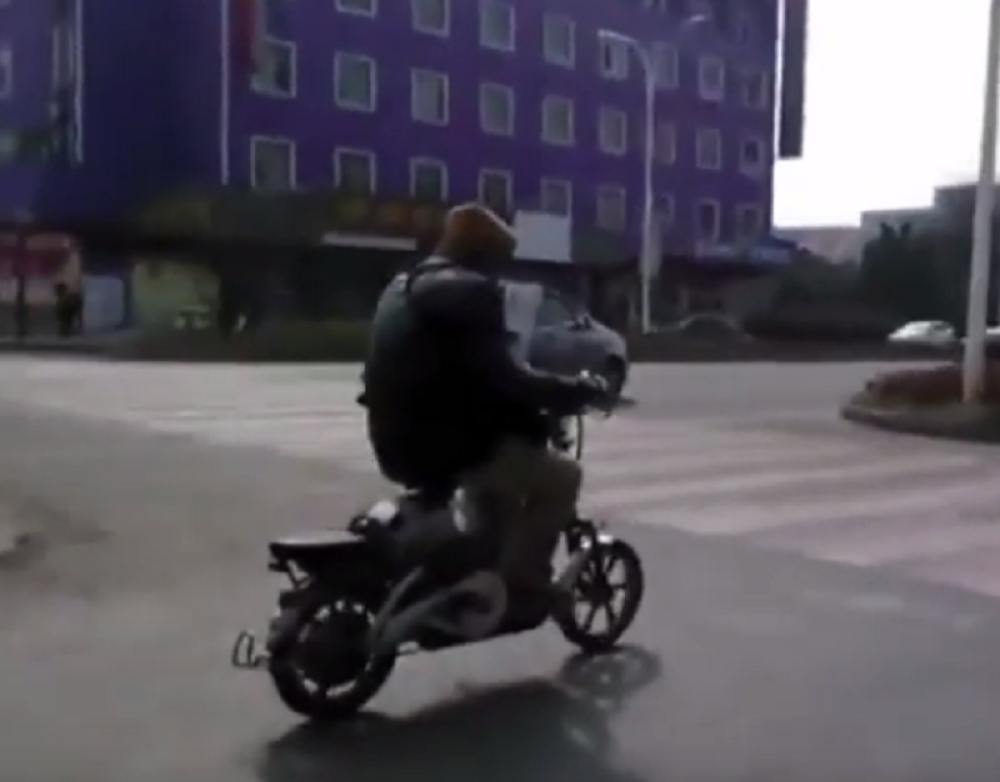 Vozi skuter i čita novine! (VIDEO)