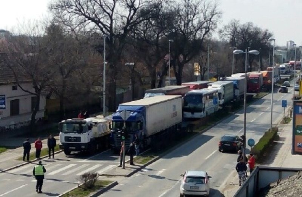 Zbog sudara kilometarske kolone