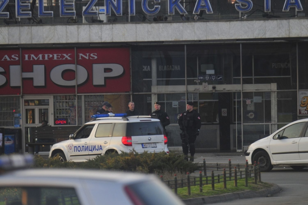 Muškarac se zaključao na terasu svog stana, nanosi sebi povrede nožem i preti da će SKOČITI!