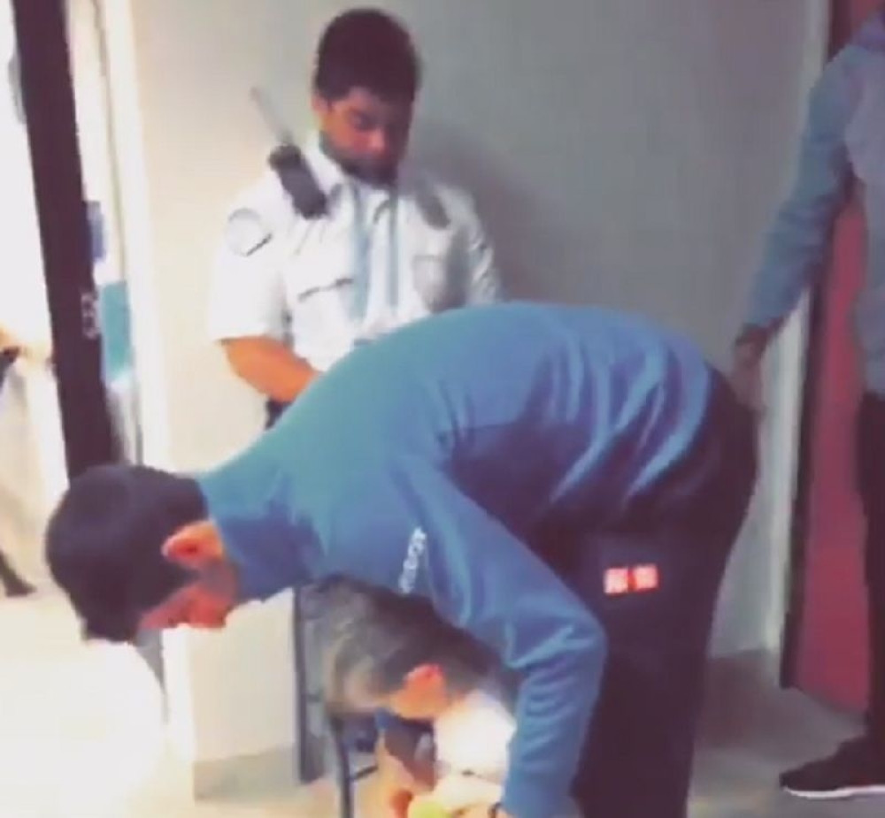 Đoković igrao žmurke sa decom (VIDEO)